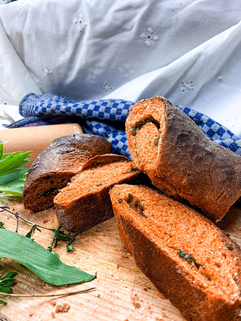 Schnelles Tomatenbrot mit Pesto Füllung & natürlichem Tomatenpulver