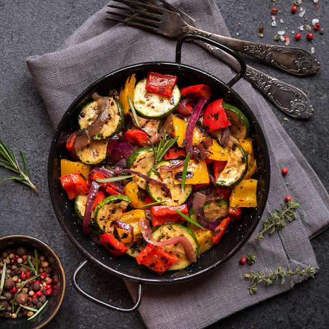 Raffinierte schnelle Gemüsepfanne mit Zucchini und Paprika